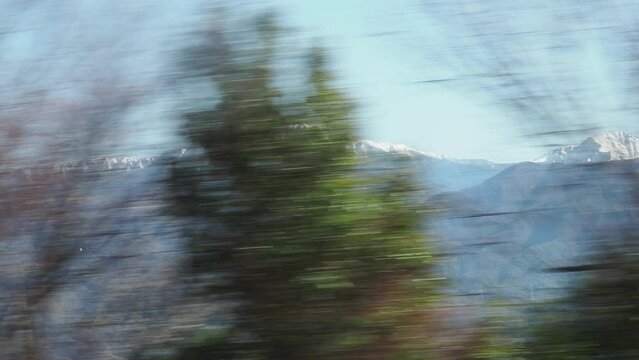 高速バスの車窓から見た冬の北アルプス山脈の雪山の風景