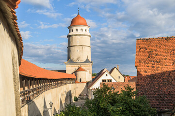 Fototapeta na wymiar Stadtmauer mit überdachtem Wehrgang und rundem rturm in Nördlingen
