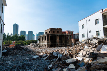 Obraz na płótnie Canvas Contrast of demolished old house and modern skyscraper