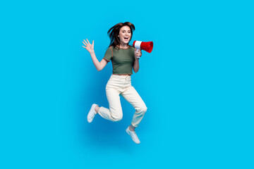 Full length photo of cheerful girl dressed khaki t-shirt flying scream in loudspeaker announcing sale isolated on blue color background - obrazy, fototapety, plakaty