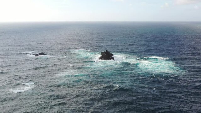 Ventotene, scoglio in mezzo al mare 