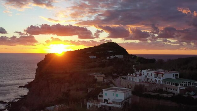 Tramonto Ventotene isola mare scogliera