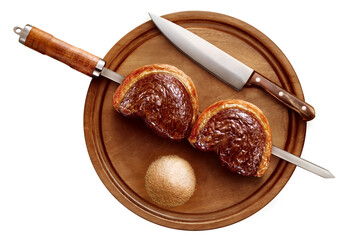 espeto com carne de picanha sobre tábua de servir de madeira acompanhado de farofa e faca visto de cima isolado em fundo transparente - churrasco brasileiro