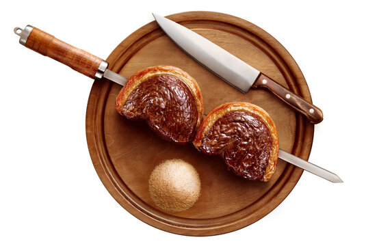 espeto com carne de picanha sobre t&aacute;bua de servir de madeira acompanhado de farofa e faca visto de cima isolado em fundo transparente - churrasco brasileiro