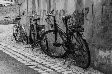 Alte Fahrräder stehen an einer beschmierten Fassade, Schwarzweiß-Fotografie, Deutschland