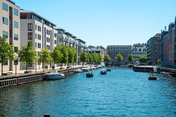 Wohnhäuser am Wasser in der dänischen Stadt Kopenhagen, Dänemark