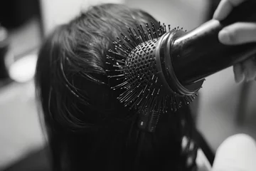  Woman blow drying her hair with a brush. Ideal for beauty and hairstyling concepts © Fotograf