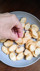 hand holding a cookie