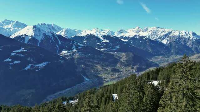 Vorarlberg, &Ouml;sterreich: Flug voraus durch einen alpinen Wald