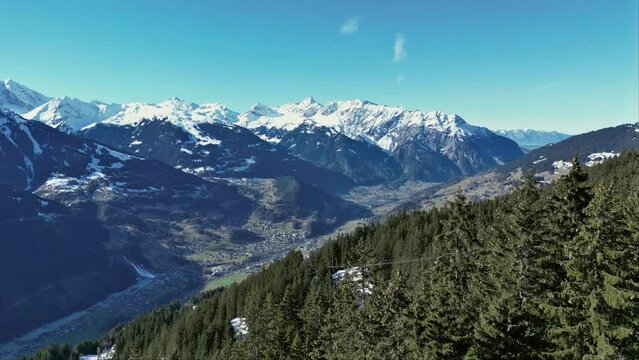 Schruns, Österreich: Flug durch einen alpinen Wald im Winter