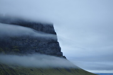 Niebla y montaña