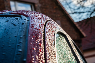 Połysk kropli deszczu na czerwonym samochodzie - obrazy, fototapety, plakaty