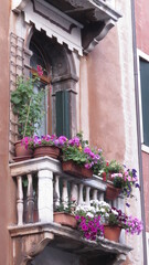 Fototapeta na wymiar Balcón florido veneciano