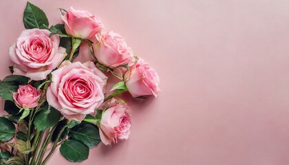 Bouquet de roses de couleur rose, romantique et douceur, sur fond rose . Posé à plat et vue de dessus avec un espace pour le texte - obrazy, fototapety, plakaty