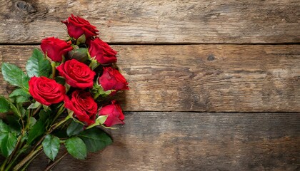 Bouquet de roses rouges, romantique sur un fond en bois rustique  . Posé à plat et vue de dessus avec un espace pour le texte - obrazy, fototapety, plakaty