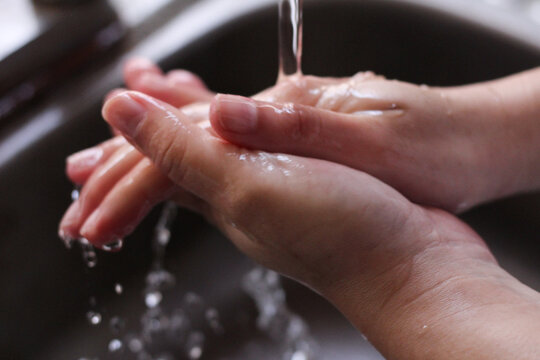 limpieza de manos con agua.