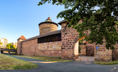 Stadtbefestigung der Altstadt von Nürnberg, Deutschland - Stadtmauer mit Spittlertorturm und Spittlertor