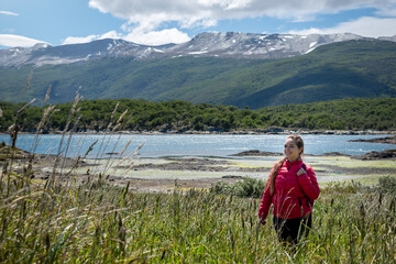 Mujer paseando por el Parque Nacional Lapataia, en Ushuaia, Patagonia Argentina