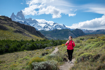 Naklejka na ściany i meble Mujer senderista disfrutando de los recorridos de El Chalten. Patagonia Argentina