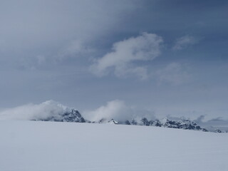 Bergkette der Seven Sisters bei Damoy Point an der Wiencke-Insel im Palmer-Archipel in der Antarktis.