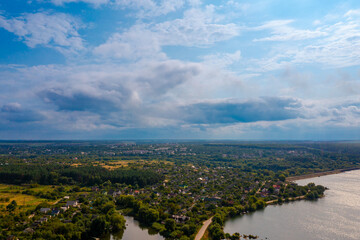 Obraz premium Beautiful landscape with river and village on the shore