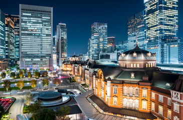 東京駅舎と夜の街並み風景（東京都千代田区丸の内）