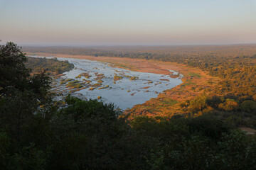 Afrikanischer Busch - Krügerpark - Olifants River / African Bush - Kruger Park - Olifants River /