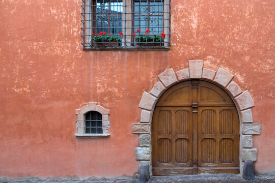 Hausfassade mit Hoftor und vergitterten Fenstern, Kaltern