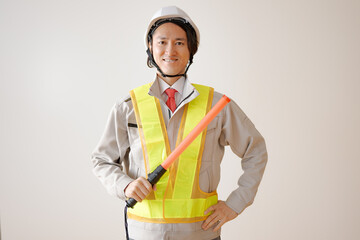 誘導灯を持った作業員