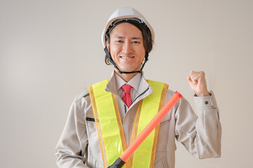 ガッツポーズする作業員