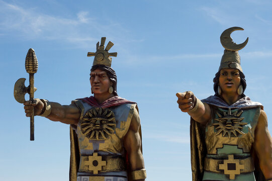 Statues of Manco Capac and Mama Ocllo in Bolivia