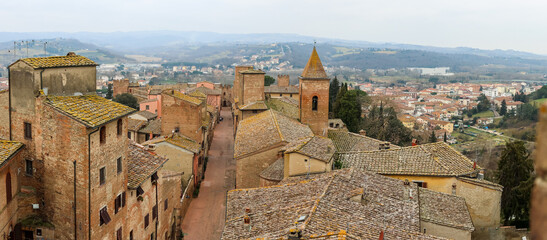 Scorcio delle vie del borgo medievale di Certaldo in Toscana, Italia
