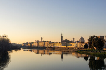 Vista di Firenze durante il tramonto con il riflesso dell'acqua del fiume, Italia