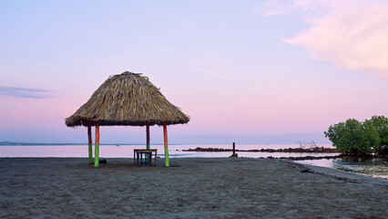 Palapas or huts built on the beaches of the Colombian Caribbean region used as shelter from the sun or rain and for eating and resting.
