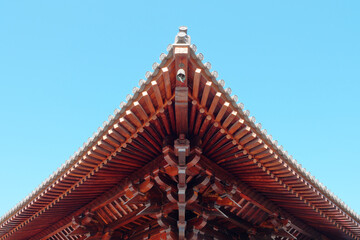 Fototapeta na wymiar Chinese traditional eaves. The eaves of traditional temples. Beautiful Chinese traditional eaves. Close up view, wooden structure.