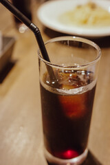 ストローが入っているアイスコーヒーのグラス