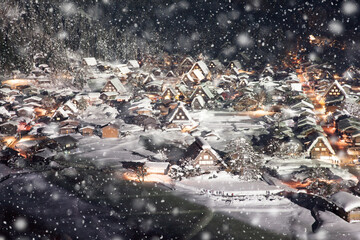 日本の岐阜県にある世界遺産。 ライトアップされた白川郷の集落。 日本の冬の有名観光地。