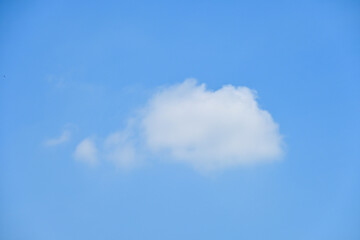 Obraz premium beautiful blue sky and white fluffy single cloud with sunrise in the morning, natural background