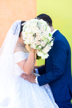 Novios d&aacute;ndose un beso 
