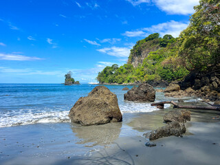 Fototapeta na wymiar Rocks and ocean at Playa La Macha, Quepos, Costa Rica 