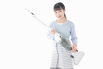 掃除機を使う若い女性