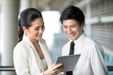 Obraz premium Asian Businessman and woman using tablet.