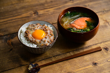 納豆ご飯と鮭のみそ汁