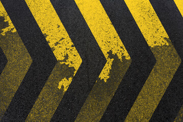Chevrons jaunes sur asphalte 