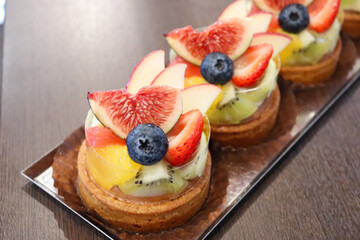 パティスリーの季節のフルーツタルトケーキ
