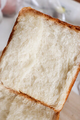 焼きたてのパン屋の食パンの断面