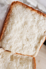 焼きたてのパン屋の食パンの断面