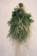 緑の葉と紫の花のドライフラワーのブーケ