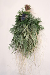 緑の葉と紫の花のドライフラワーのブーケ