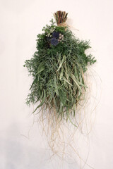 緑の葉と紫の花のドライフラワーのブーケ